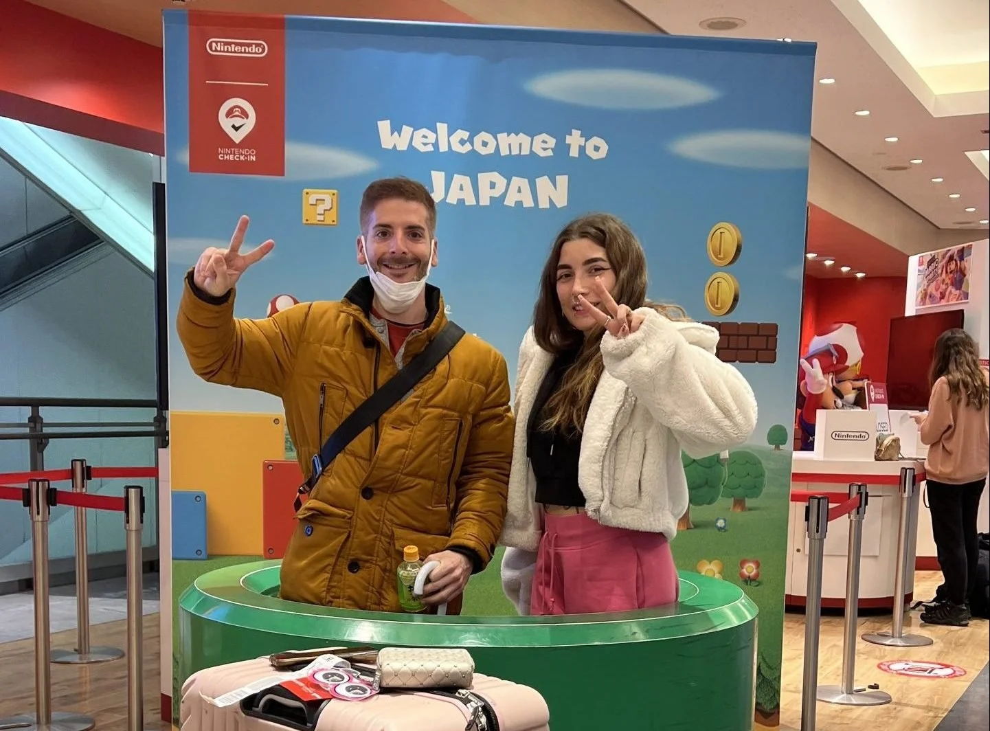 Carlos con una clienta en un espacio temático de Nintendo durante un viaje por Japón