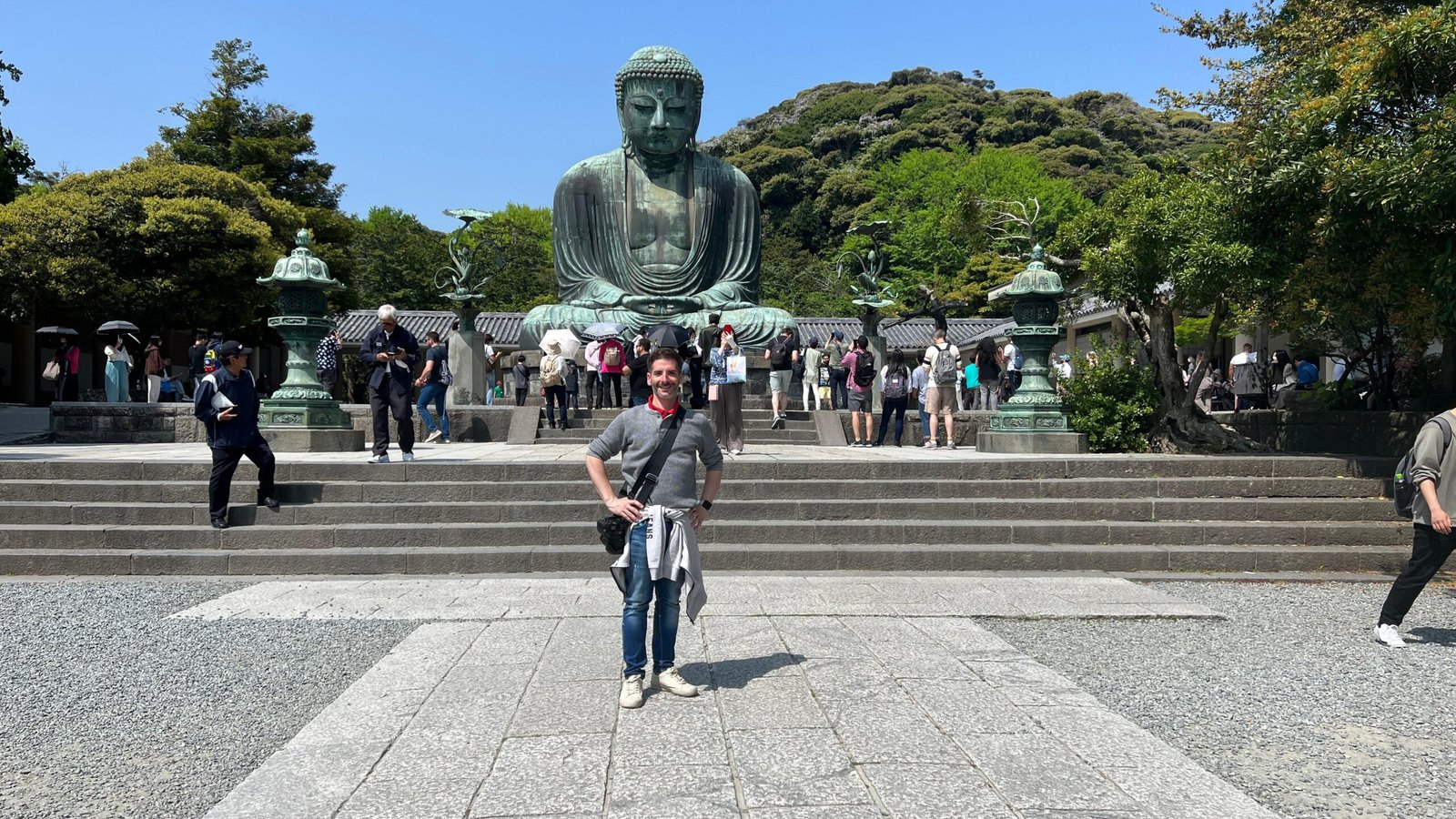 Carlos frente al Gran Buda de Kamakura durante su estancia en Japón