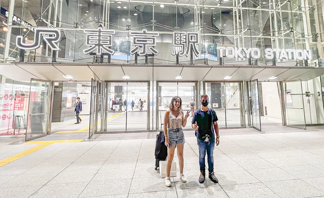 Carlos con una clienta en la entrada de Tokyo Station durante un viaje en Japón