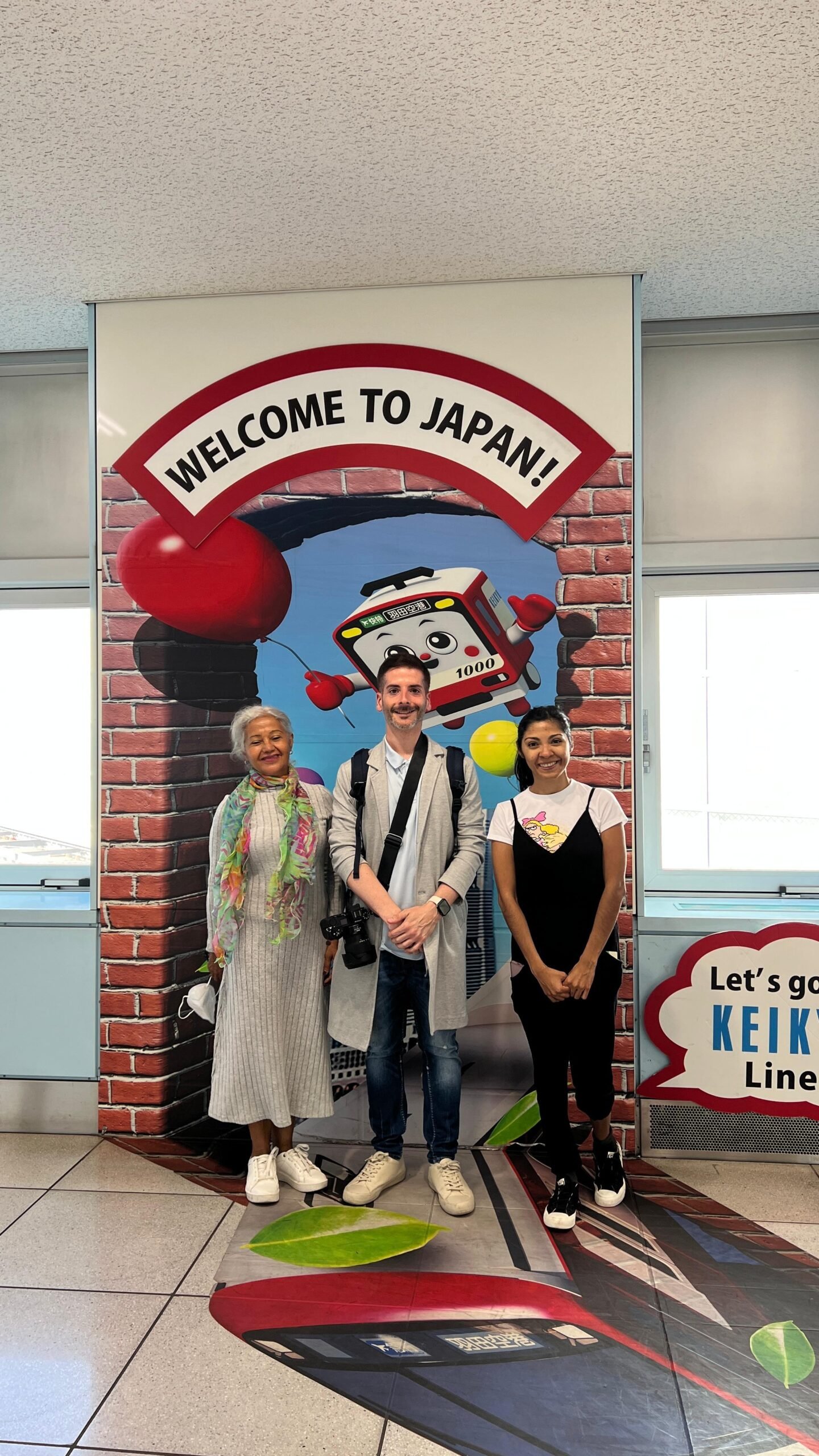 Carlos con dos viajeras en un espacio de bienvenida en Japón
