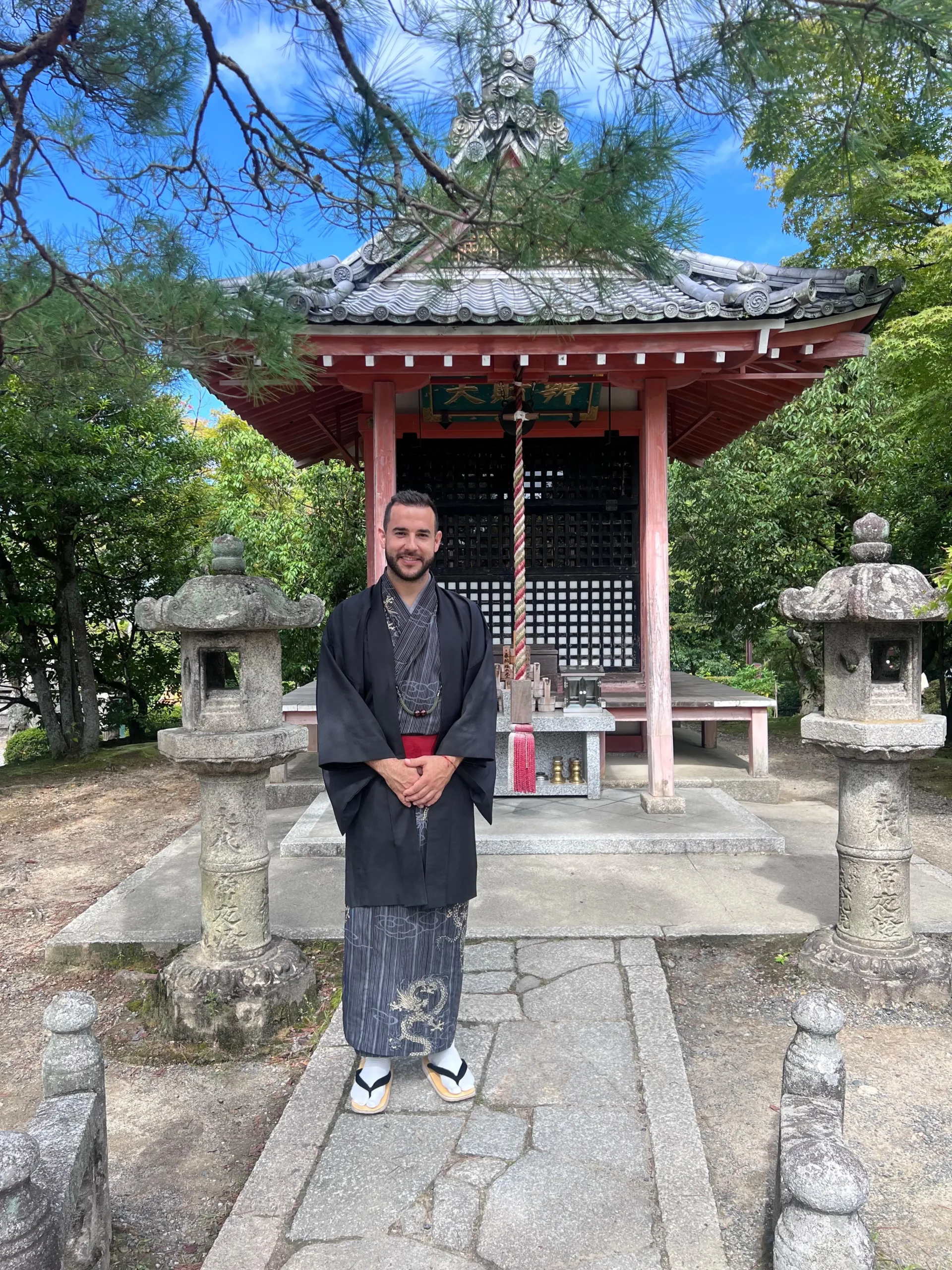 Cliente de Tu Guía de Japón vestido con kimono frente a un templo japonés