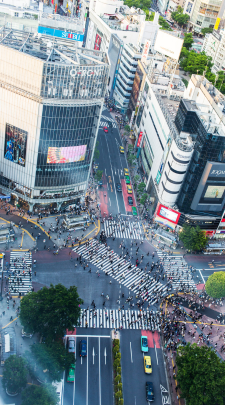 Vista aérea del cruce de Shibuya en Tokio con peatones y tráfico urbano