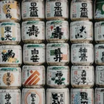 Barriles de sake japonés con escritura tradicional relacionados con frases en japonés para viajar