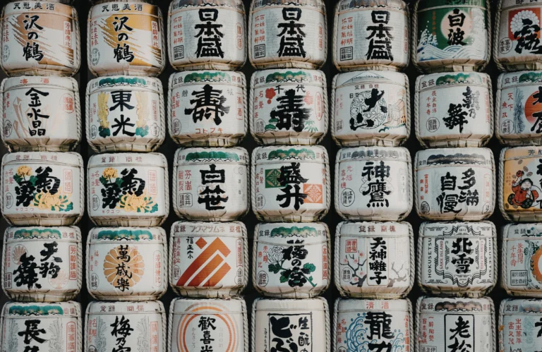 Barriles de sake japonés con escritura tradicional relacionados con frases en japonés para viajar