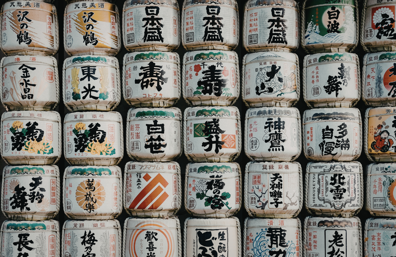 Barriles de sake japonés con escritura tradicional relacionados con frases en japonés para viajar