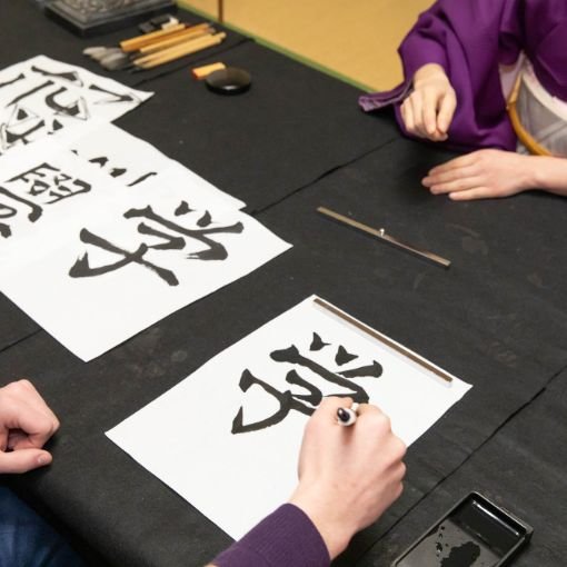 Frases en japonés para viajar escritas en una actividad de caligrafía japonesa