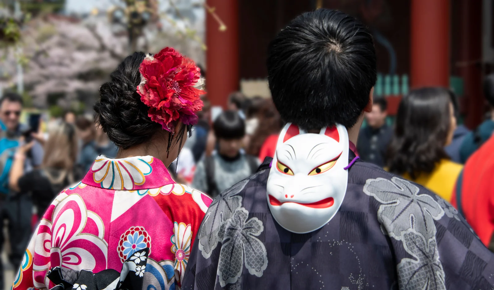 personas con kimono tradicional en Japón durante un festival