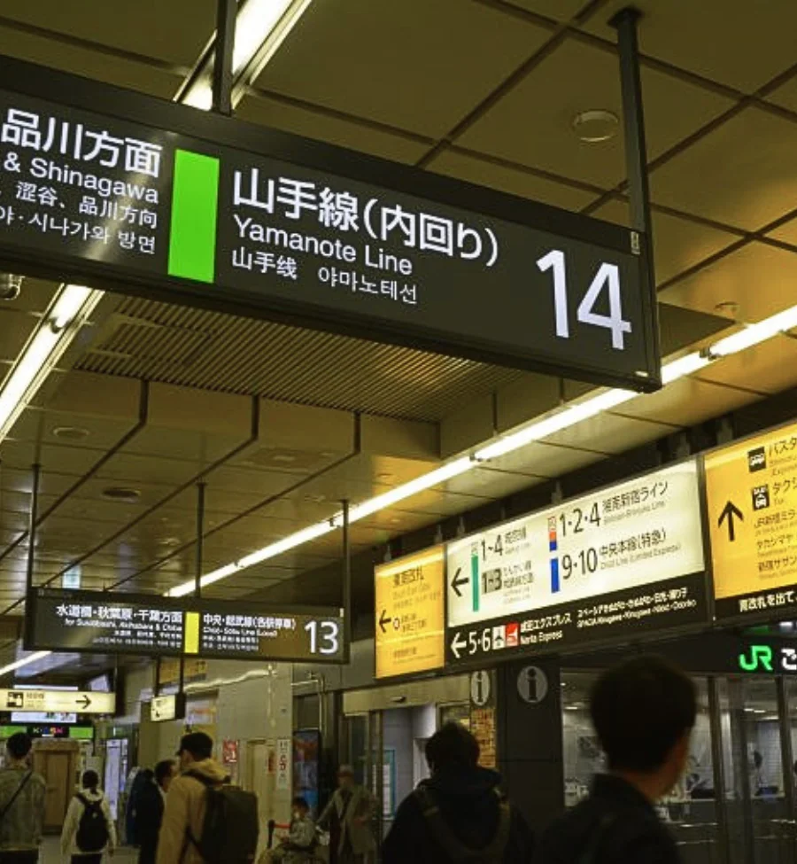 Señales de andenes y líneas de tren en una estación de Japón
