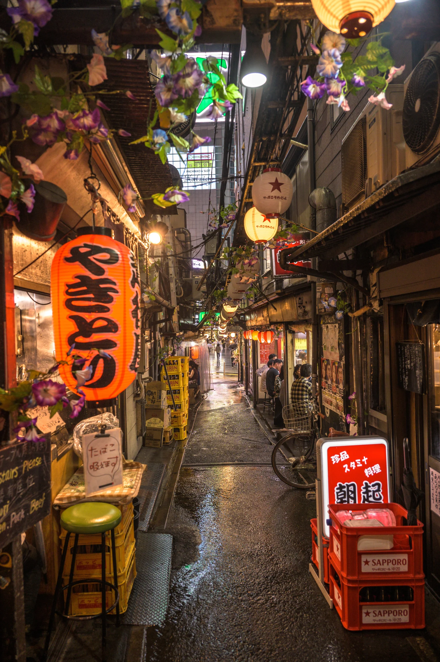Callejón de izakayas iluminado de noche en Tokio