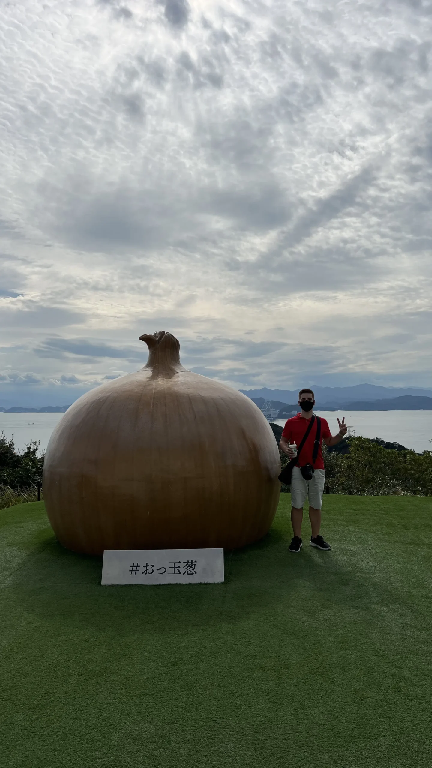 Carlos junto a la escultura de la cebolla gigante de la isla de Awaji