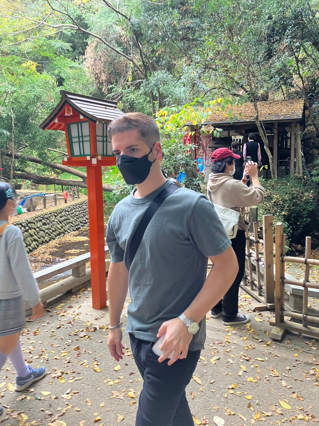 Carlos visitando un santuario sintoísta en Tokio