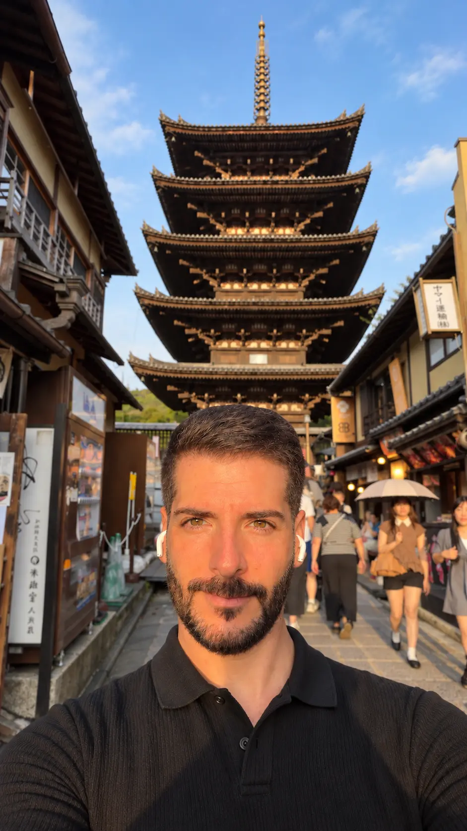 Carlos frente a la pagoda Yasaka en el barrio de Higashiyama, Kioto