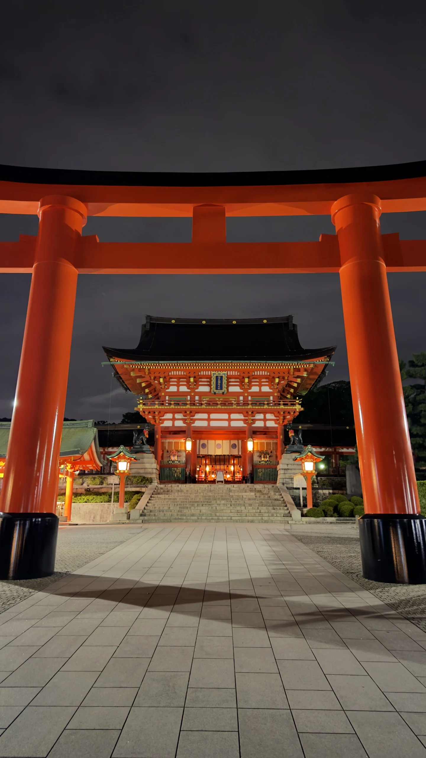 Fushimi Inari Taisha de noche en Kioto