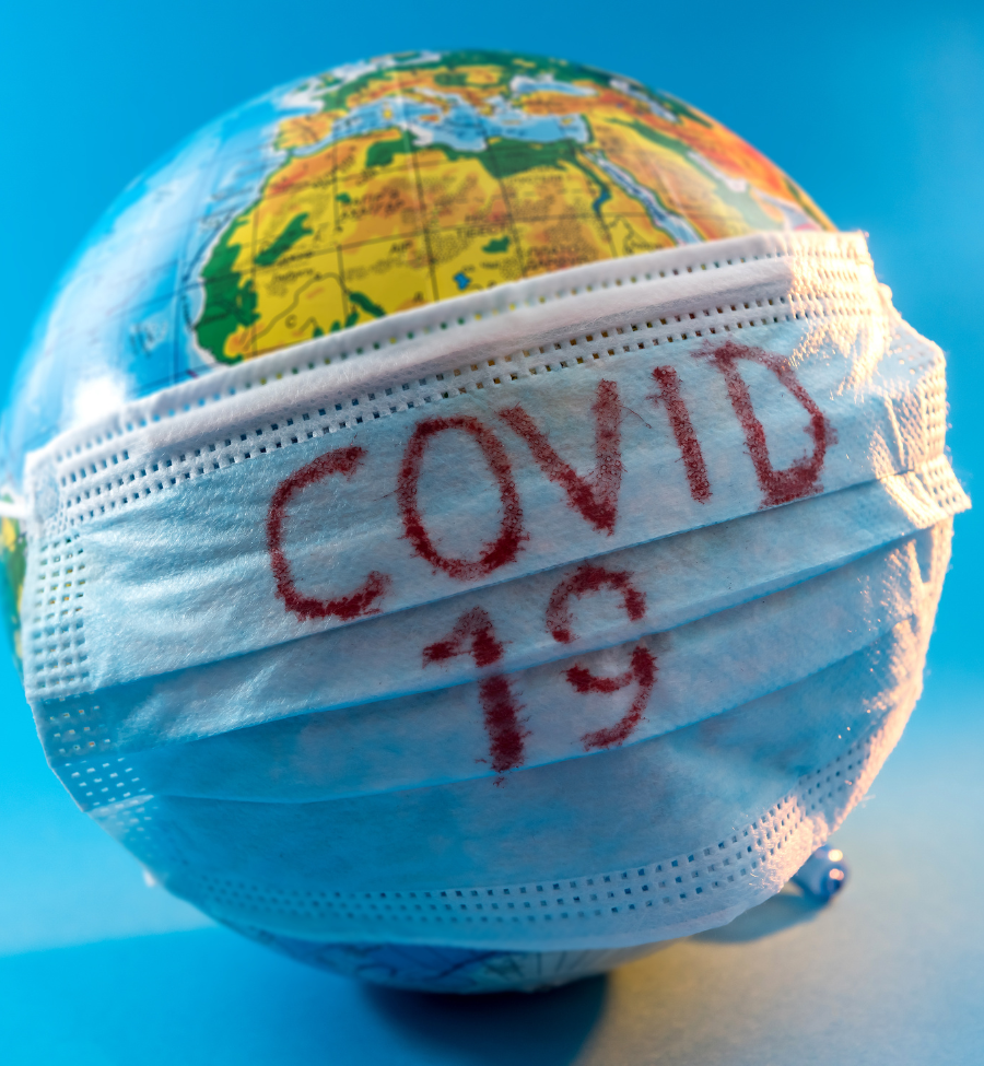 Globo terráqueo con mascarilla representando el impacto mundial del COVID-19