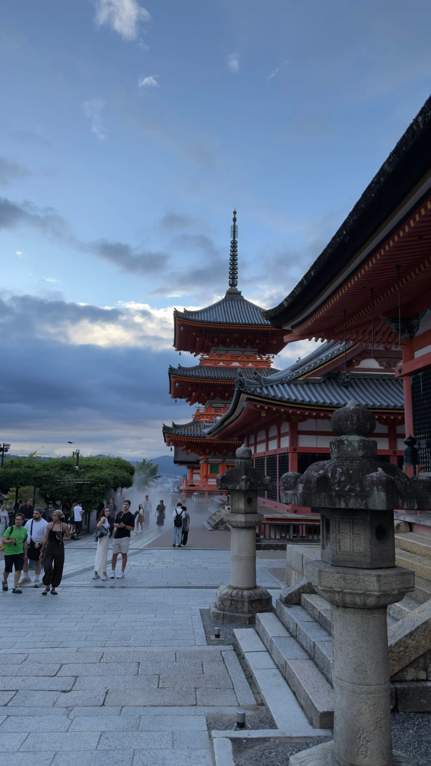 Pagoda y edificios del templo Kiyomizudera en Kioto al atardecer