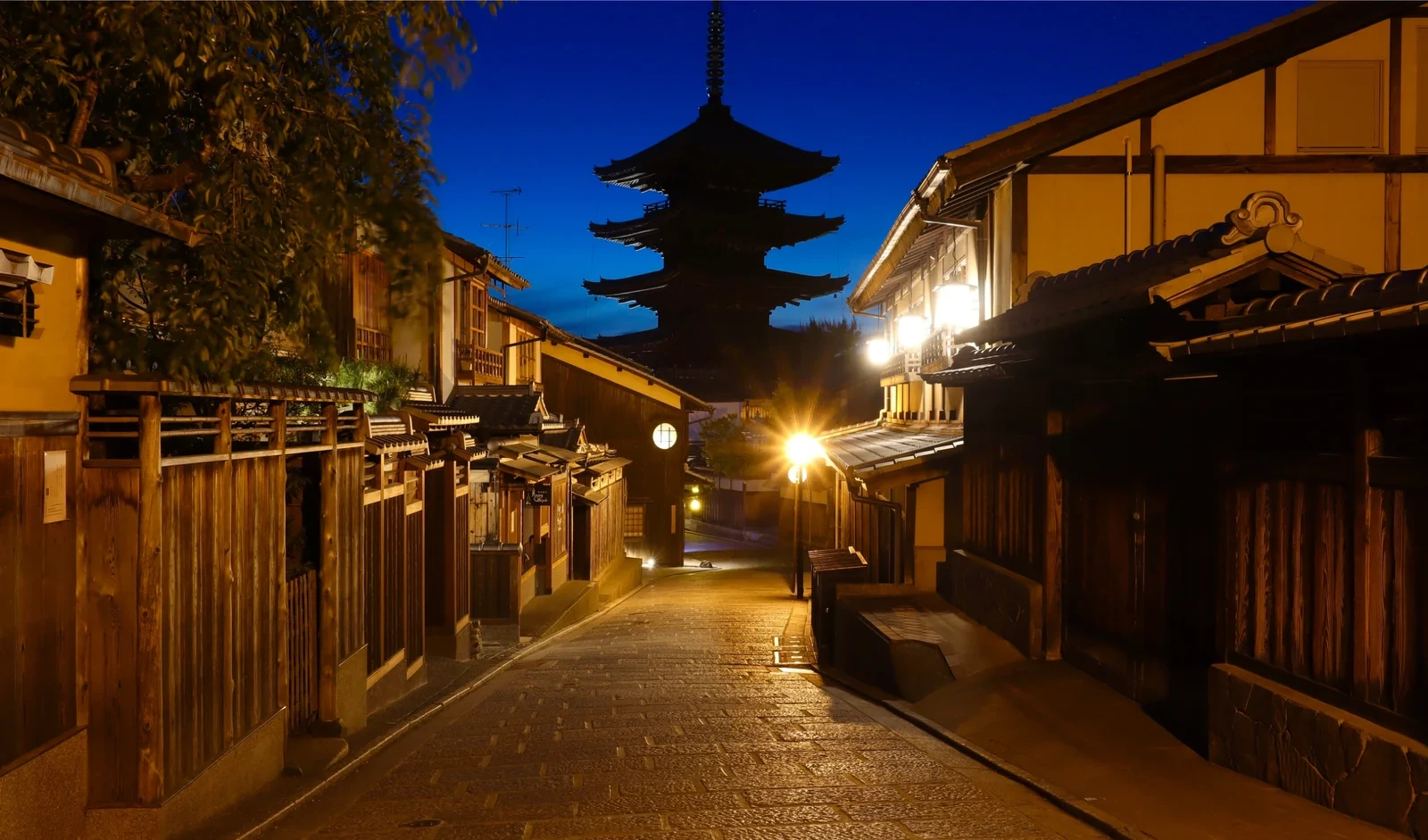 Pagoda Yasaka entre las calles tradicionales de Higashiyama en Kioto por la noche