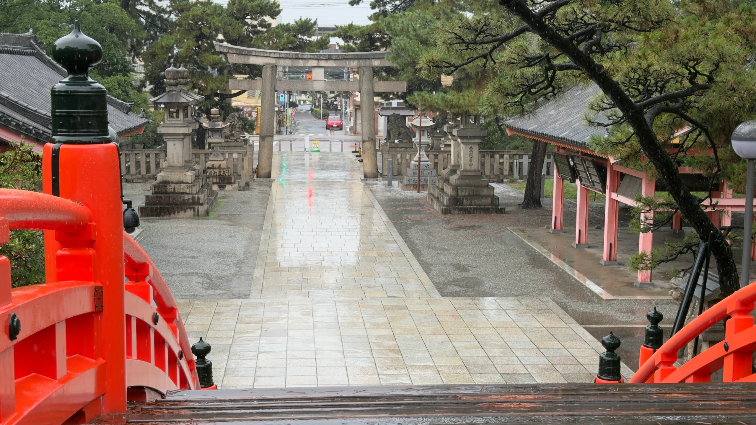 Puente Sorihashi de Sumiyoshi Taisha en Osaka durante un día de lluvia