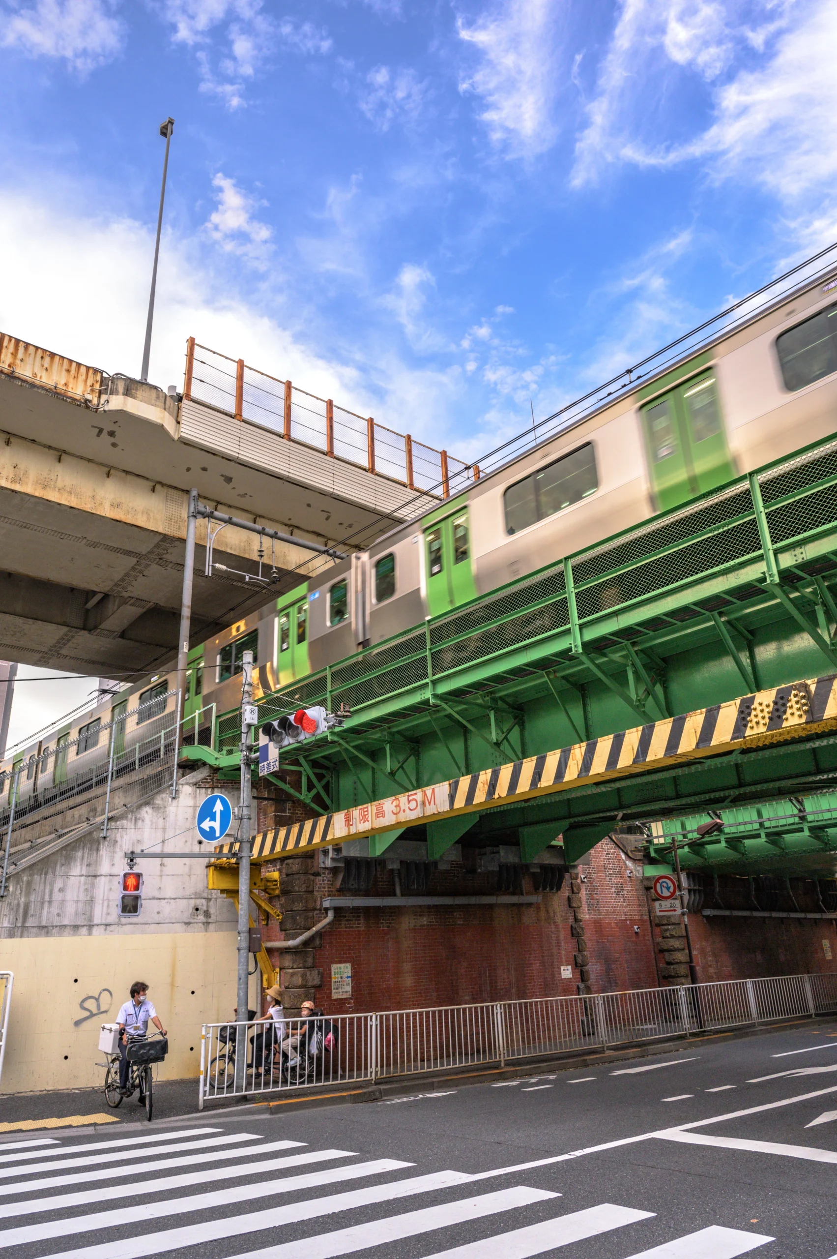 Tren de la línea Yamanote circulando por Tokio
