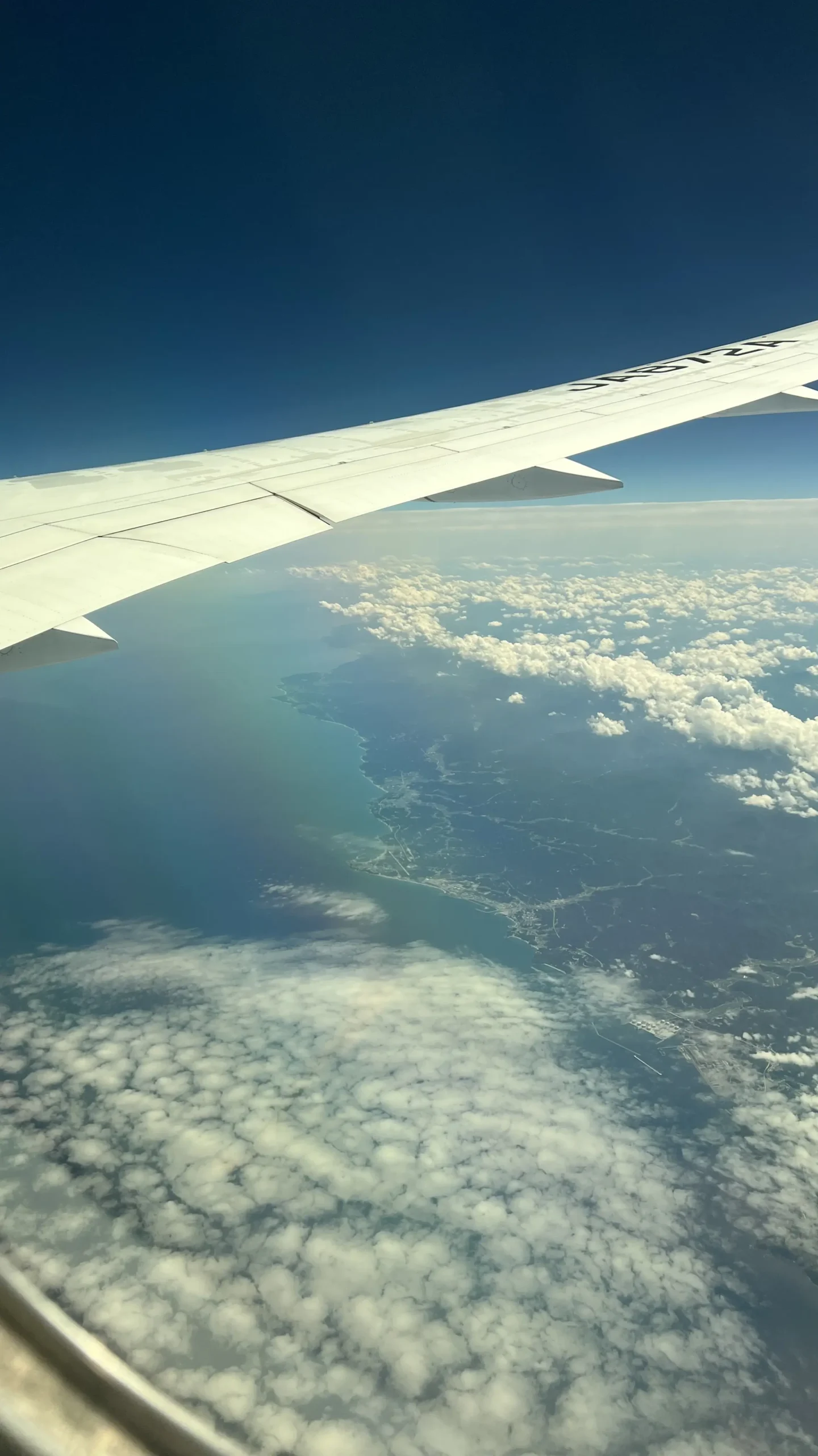 Vista aérea de la costa de Japón desde el avión